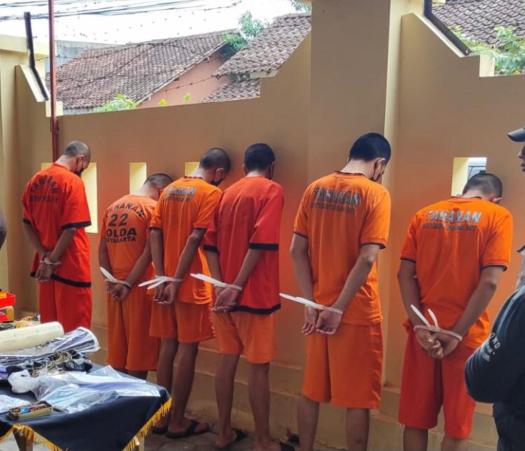 Enam tersangka dari dua jaringan yang berbeda kasus peredaran ganja di Jogja diamankan Polda DIY.