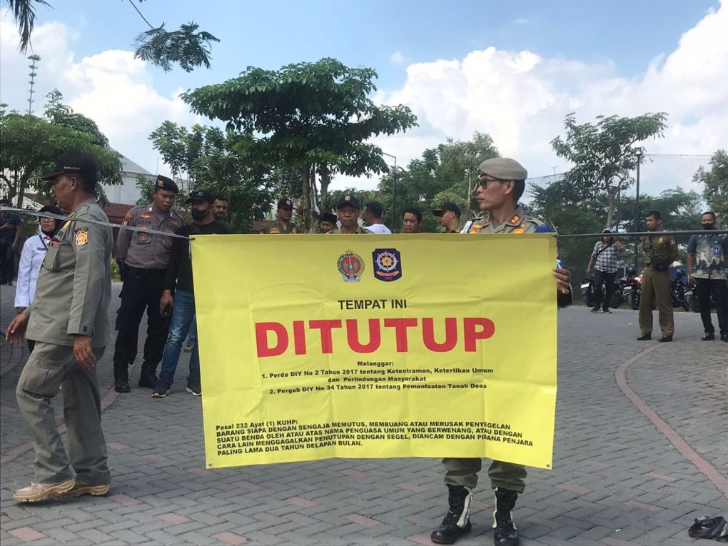 Satpol PP DIY segel unit usaha yang berdiri diatas tanah kas desa Maguwoharjo