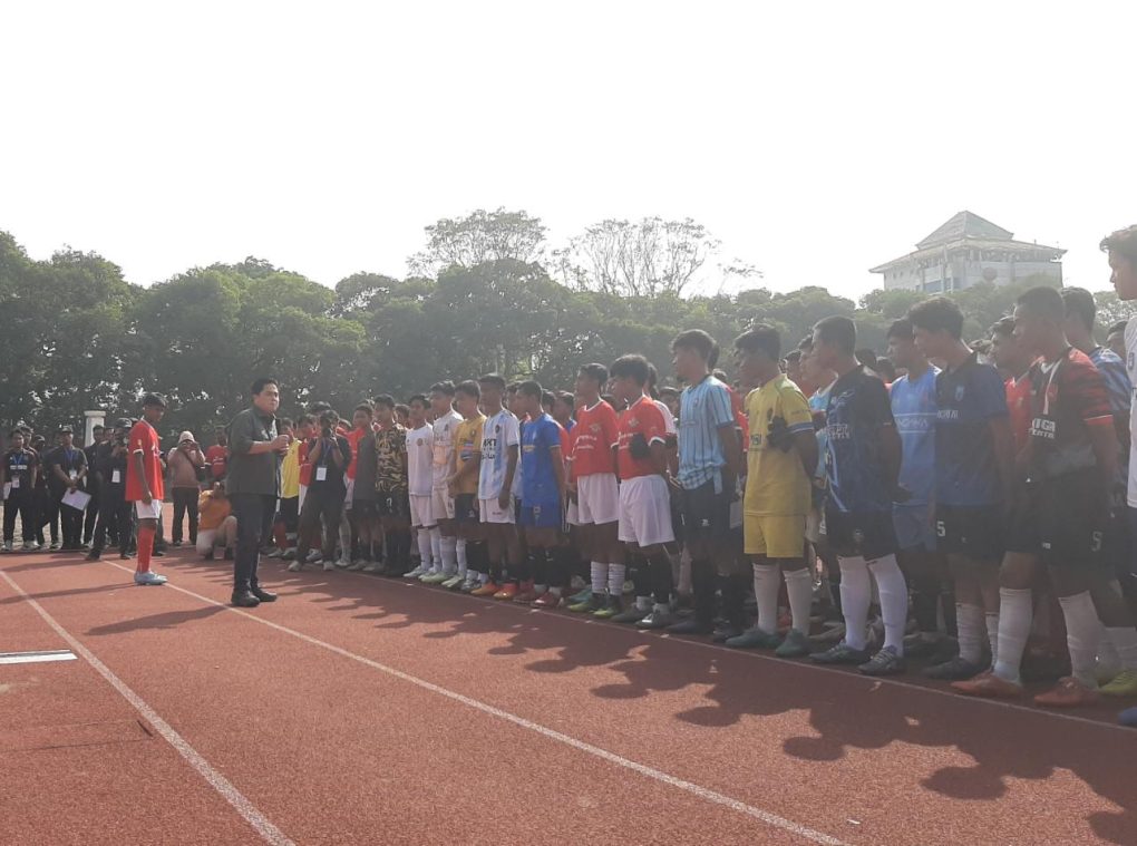 Ketua Umum PSSI Erick Thohir saat memberikan motivasi bagi peserta Seleksi Timnas U-17 di Stadion Sriwedari, Minggu 23 Juli 2023.