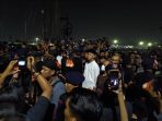 Gubernur Jawa Tengah, Ganjar Pranowo saat meninjau lokasi kecelakaan KA Brantas dan truk kontainer di perlintasan kereta api Jalan Madukoro Raya, Semarang Barat, Kota Semarang, Selasa 18 Juli 2023 malam.
