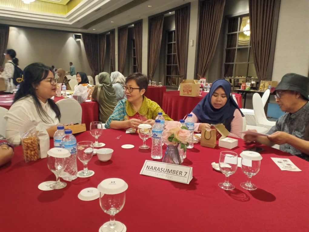Pelaku UMKM Kota Solo memberikan penjelasan produk miliknya kepada calon buyer dalam Temu Bisnis UMKM di Swiss Belinn Saripetojo Solo, Selasa 18 Juli 2023.