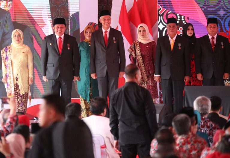 Gubernur Jawa Tengah, Ganjar Pranowo, Terima Penghargaan Satyalencana Wira Karya. Sumber gambar: website jatengprov.go.id