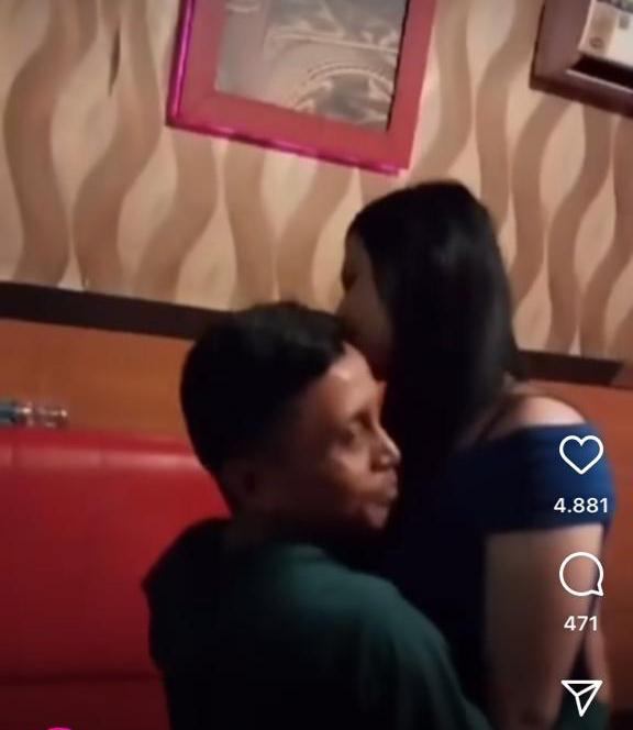 Viral pengemis ketika sedang memeluk pemandu karaoke. Sumber Instagram @patisakpore