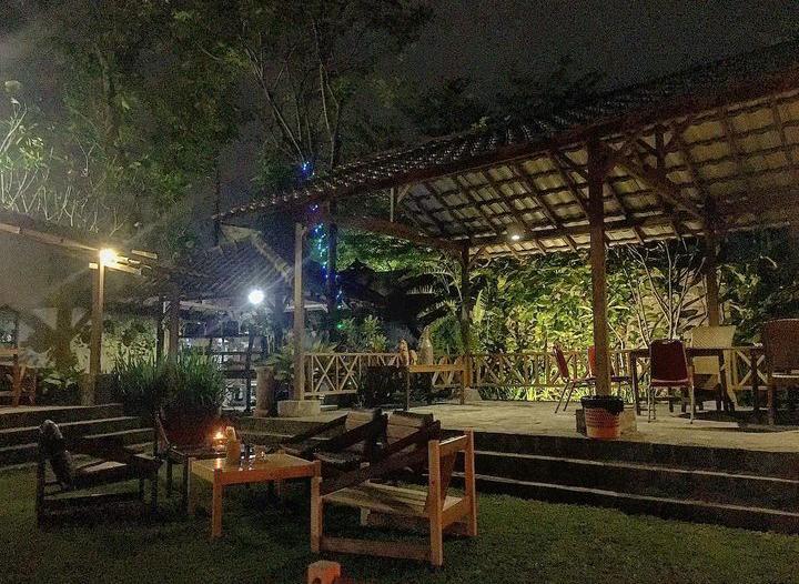 Suasana malam di Kopi Keboen Klaten. Dari akun Instagram @dhrmsp
