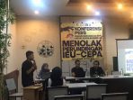 Koalisi Masyarakat Sipil untuk Keadilan Ekonomi bersama Koalisi Masyarakat Sipil memberikan keterangan pers.