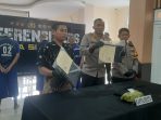 Kapolresta Solo, Kombes Pol Iwan Saktiadi (tengah) menunjukkan barang bukti kasus pencurian kos mahasiswa dalam pers rilis di Mapolresta Solo, Jumat 14 Juli 2023.