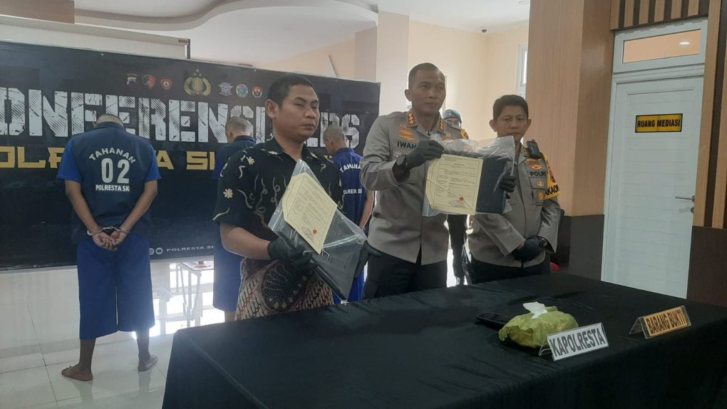 Kapolresta Solo, Kombes Pol Iwan Saktiadi (tengah) menunjukkan barang bukti kasus pencurian kos mahasiswa dalam pers rilis di Mapolresta Solo, Jumat 14 Juli 2023.