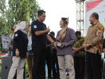 Wabup Sleman menyerahkan penghargaan (Dokumen Humas)