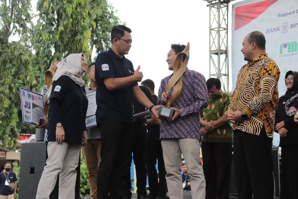 Wabup Sleman menyerahkan penghargaan (Dokumen Humas)