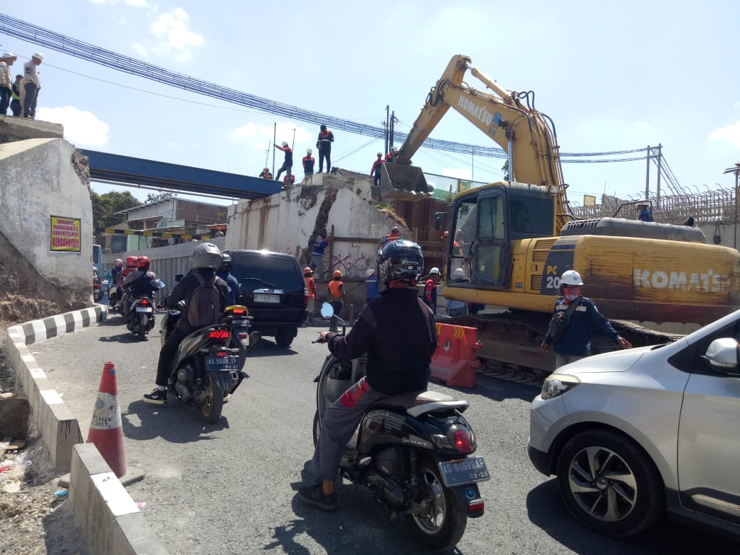 Pemasangan besi penyangga dan pengecora untuk menambal keretakan dinding penyangga Viaduk Gilingan, Kota Solo, Jateng, Senin 17 Juli 2023.