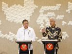 Gubernur Jateng Ganjar Pranowo bersama Menko Perekonomian Airlangga Hartarto saat memberikan keterangan usai Rakor Pembahasan Perkembangan PSN di Jawa Tengah di Gedung Ali Wardana Lantai 3, Kantor Kemenko Perekonomian, Jakarta Pusat, Senin 17 Juli 2023.