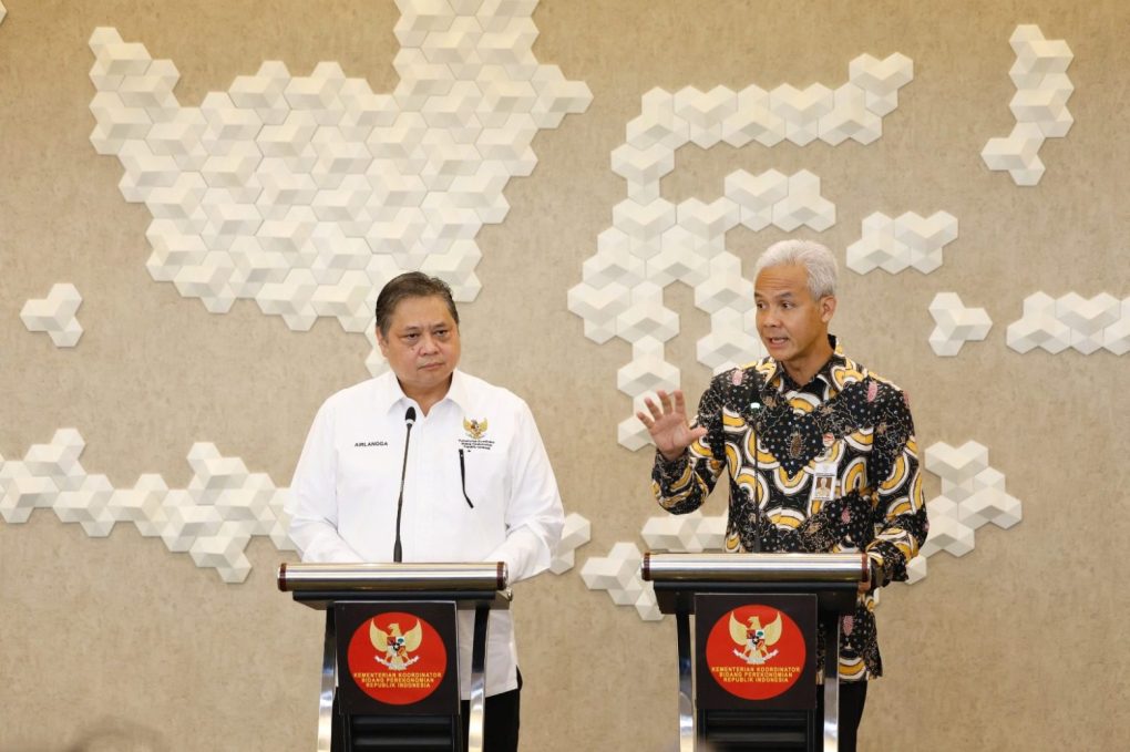 Gubernur Jateng Ganjar Pranowo bersama Menko Perekonomian Airlangga Hartarto saat memberikan keterangan usai Rakor Pembahasan Perkembangan PSN di Jawa Tengah di Gedung Ali Wardana Lantai 3, Kantor Kemenko Perekonomian, Jakarta Pusat, Senin 17 Juli 2023.