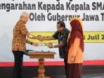 Gubernur Jateng, Ganjar Pranowo menyerahkan SK pengangkatan Kepala Sekolah kepada Kepala SMAN, SMKN dan SLBN, di Balai Pengembangan Pendidikan Khusus, Sendangmulyo, Tembalang, Semarang, Jateng, Selasa 18 Juli 2023.