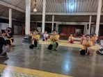 Ilustrasi anak anak bebas melakukan aktivitas salah satunya kegiatan menari klasik.