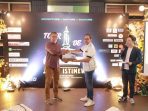 Presiden Mercedes Benz W205 Community Indonesia John Tanuwidjaja menyerahkan plakat kepada Kepala Dinas Pariwisata Sleman Ishadi Zayid di sela Gala Dinner jelang Touring. (Foto: dokumentasi Mercedes Benz W205 Community Indonesia.)