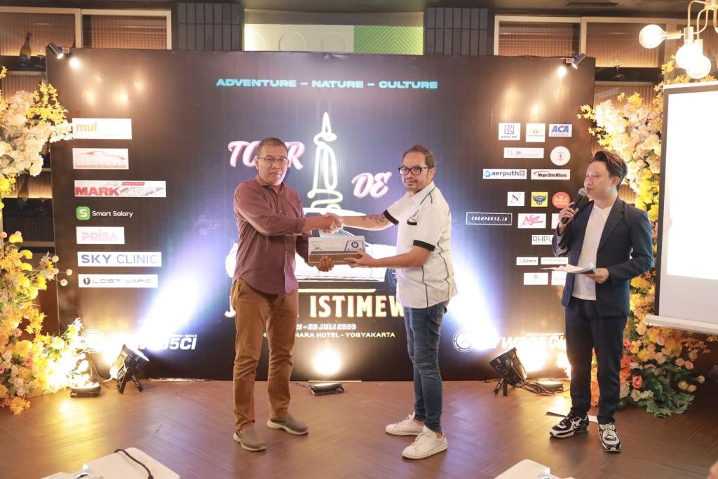 Presiden Mercedes Benz W205 Community Indonesia John Tanuwidjaja menyerahkan plakat kepada Kepala Dinas Pariwisata Sleman Ishadi Zayid di sela Gala Dinner jelang Touring. (Foto: dokumentasi Mercedes Benz W205 Community Indonesia.)