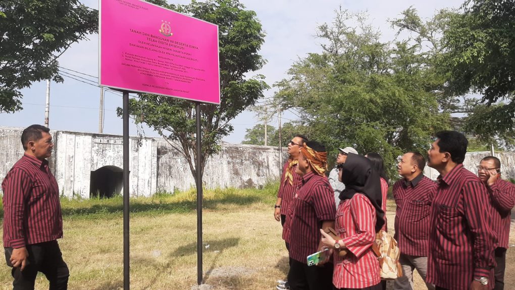 Anggota Fraksi PDIP DPRD Kota Solo meninjau lahan Benteng Vastenburg yang disita Kejari Jakpus, Jumat 28 Juli 2023.