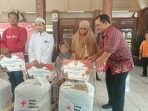 Penyerahan bantuan kepada korban bencana. Foto: Pemprov Jateng