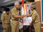 Gubernur Jawa Tengah saat menyerahkan bantuan untuk keluarga miskin. Foto: Humas Pemprov Jateng