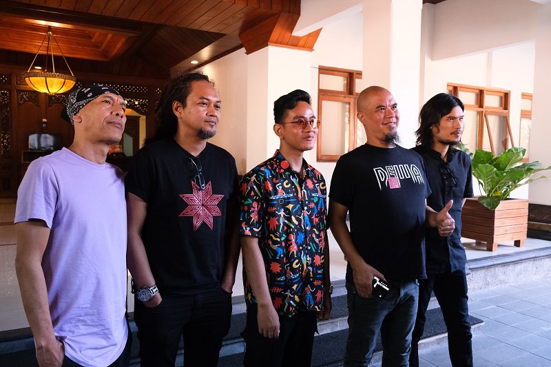 Personel Dewa 19 berforo bersama Wali Kota Solo Gibran Rakabuming Raka usai bertemu di Balai Kota Solo, Jateng, Senin 18 Juli 2023.