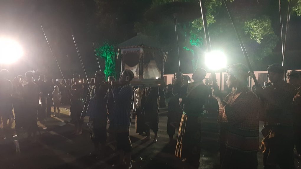Kirab Pusaka Malam 1 Suro Pura Mangkunegaran tahun ini digelar lebih cepat satu hari dibandingkan Keraton Kasunanan Surakarta Hadiningrat.