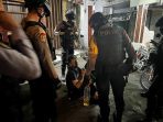 Tim Sparta Sat Samapta Polresta Solo saat mengamankan pemuda yang membawa miras di simpang empat Panggung, Kecamatan Jebres, Kota Solo, Jateng, Kamis 20 Juli 2023 dini hari.