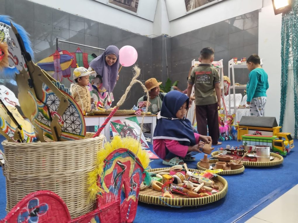 Sejumlah permainan tradisional dipamerkan di Hall Stasiun Solobalapan, Minggu 23 Juli 2023.