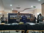 YS (30), suami yang tega jual istrinya saat ditanya Kapolresta Solo Kombes Pol Iwan Saktiadi di Mapolresta Solo, Jumat 7 Juli 2023.