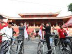 Taj Yasin Maimoen, didampingi Sekretaris Daerah Sumarno mengibarkan bendera start sebagai penanda dimulainya acara Ngonthel Kebangsaan 2