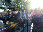 Wali Kota Solo, Gibran Rakabuming Raka mengenakan seragam jukir saat Pawai Pembangunan Perayaan HUT ke-78 Kemerdekaan RI, Jumat 18 Agustus 2023.