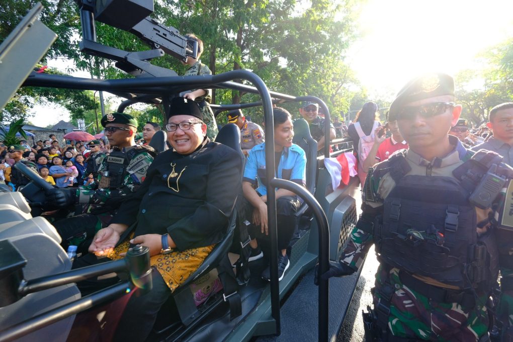 Wali Kota Solo, Gibran Rakabuming Raka mengenakan seragam jukir saat Pawai Pembangunan Perayaan HUT ke-78 Kemerdekaan RI, Jumat 18 Agustus 2023.
