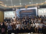 Partisipan Seminar dari ke 3 negara berfoto bersama. Tampak Rektor ISI Yogyakarta beserta staf, Dean Faculty of Decorative Art, SU-Thailand dan delegasi UiTM, Malaysia