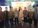 Menkop UKM Teten Masduki bersama Wali Kota Solo Gibran Rakabuming Raka saat mengunjungi Kelas Akselerasi Pembiayaan UMKM bersama Dagangan di STP, Kota Solo, Jateng, Jumat 11 Agustus 2023.