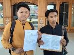 Mahasiswa UNS, M Khoirul Umam (19) didampingi mantan ketua BEM F-MIPA, Khairil Ibadu Rahman usai melaporkan kasus penganiayaan dan pengancaman pembunuhan ke Mapolresta Solo, Kamis 24 Agustus 2023.