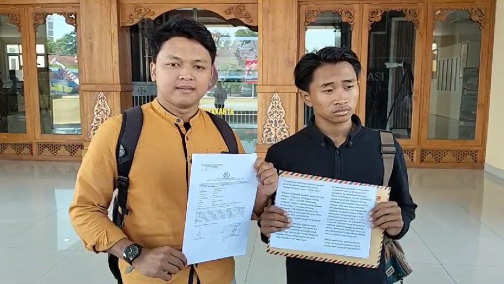 Mahasiswa UNS, M Khoirul Umam (19) didampingi mantan ketua BEM F-MIPA, Khairil Ibadu Rahman usai melaporkan kasus penganiayaan dan pengancaman pembunuhan ke Mapolresta Solo, Kamis 24 Agustus 2023.