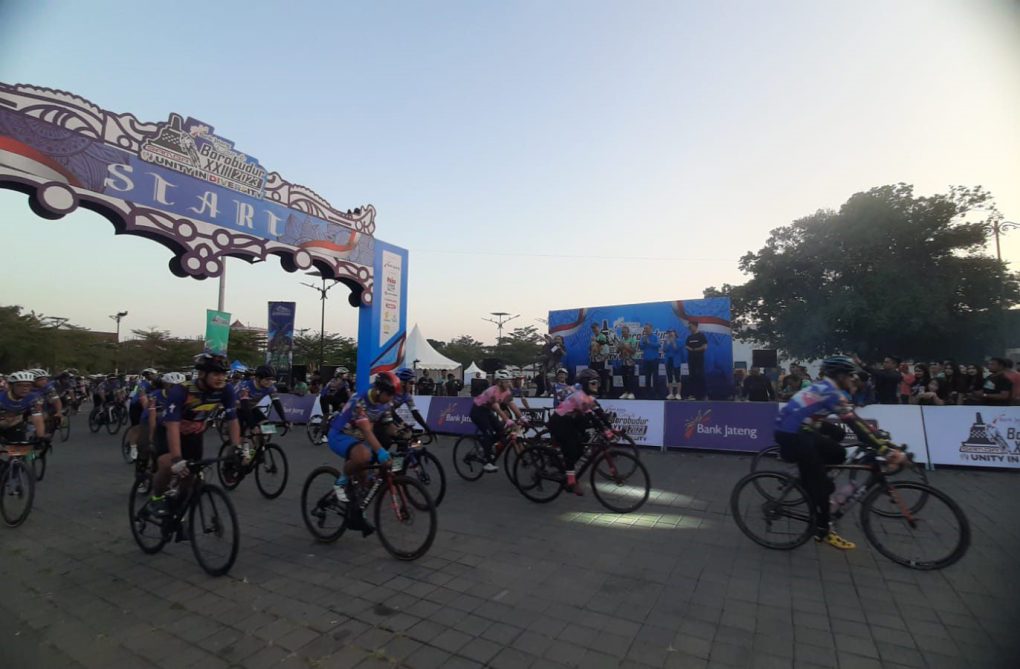 Gubernur Jateng, Ganjar Pranowo melepas peserta Tour de Borobudur di Pamedan Pura Mangkunegaran, Sabtu 5 Agustus 2023.