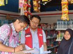 Petugas Pertamina Patra Niaga Regional Jawa Bagian Tengah bersama dengan Diskumindag Kabupaten Sragen saat meninjau pangkalan elpiji yang ada di bumi sukowati, Senin 1 Agustus 2023.