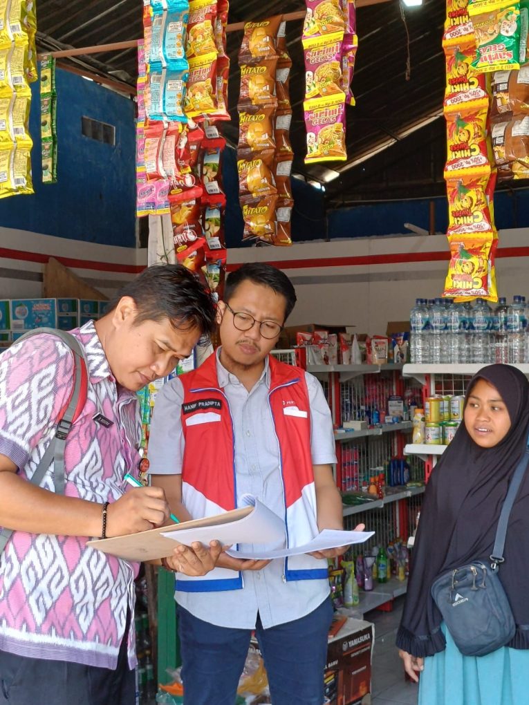 Petugas Pertamina Patra Niaga Regional Jawa Bagian Tengah bersama dengan Diskumindag Kabupaten Sragen saat meninjau pangkalan elpiji yang ada di bumi sukowati, Senin 1 Agustus 2023.