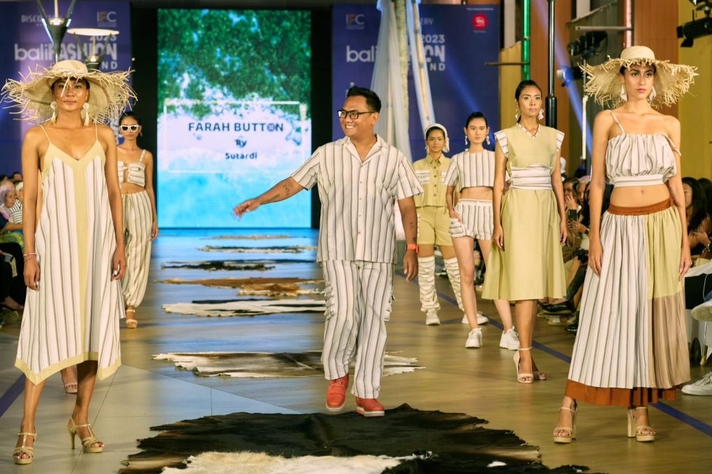 Sutardi, pemilik sekaligus desainer Farah Button saat peluncuran Kampanye Cegah Limbah Industri Fashion dalam Bali Fashion Trend 2023 (Istimewa)