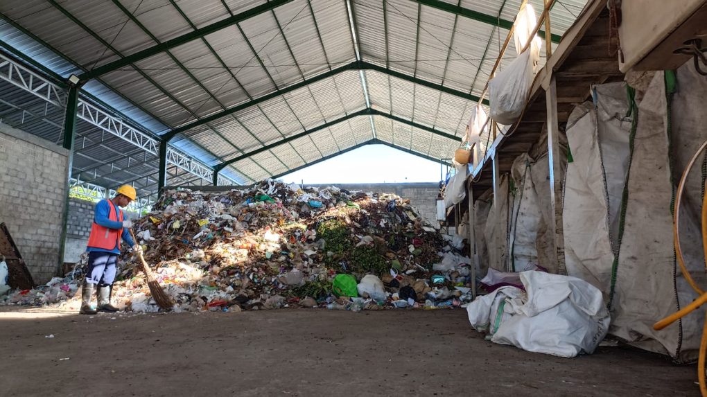 TPS3R KUPAS di Desa Panggungharjo, Kabupaten Bantul, DIY mampu mengurangi 80 persen sampah di desa tersebut.