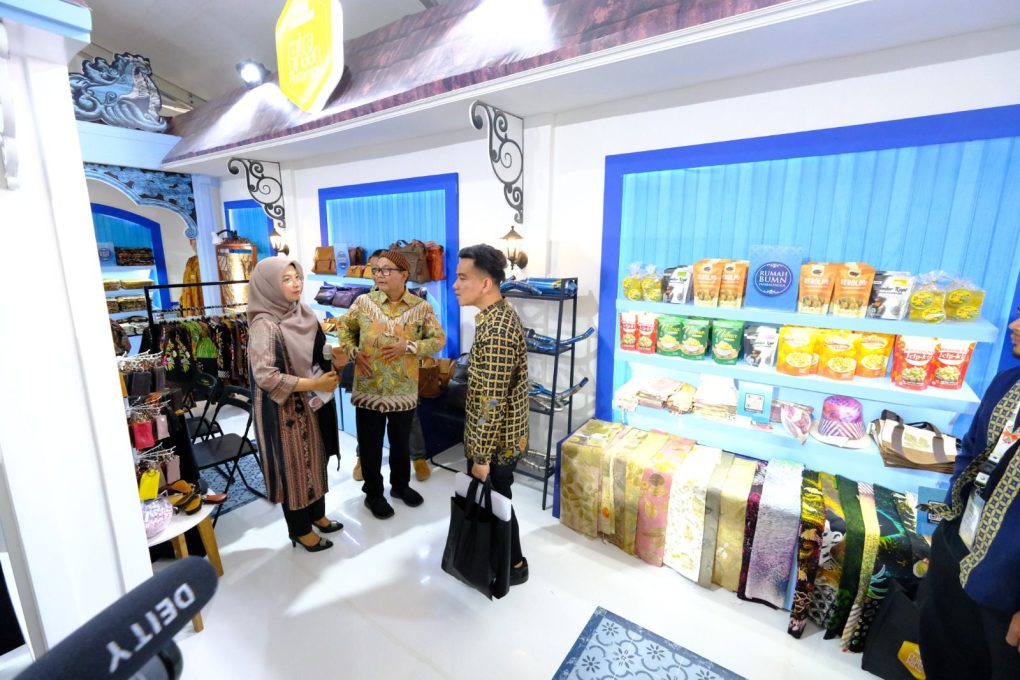 Wali Kota Solo, Gibran Rakabuming Raka saat mengunjungi booth PT Pertamina di Hari UMKM Expo 2023 di Pamedan Pura Mangkunegaran, Kota Solo.