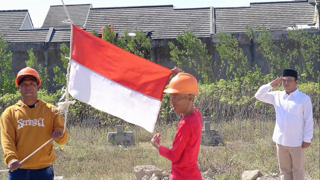 Pengibaran bendera merah putih dilakukan dengan peralatan seadanya saat para buruh bangunan di Colomadu menggelar upacara bendera di Peringatan Hari Kemerdekaan RI, Kamis 17 Agustus 2023.