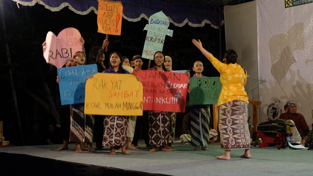 Lakon seni srandhul berjudul “Sampai Pitik Goreng Penghabisan” yang dimainkan Paguyuban Seni Srandhul Suketeki