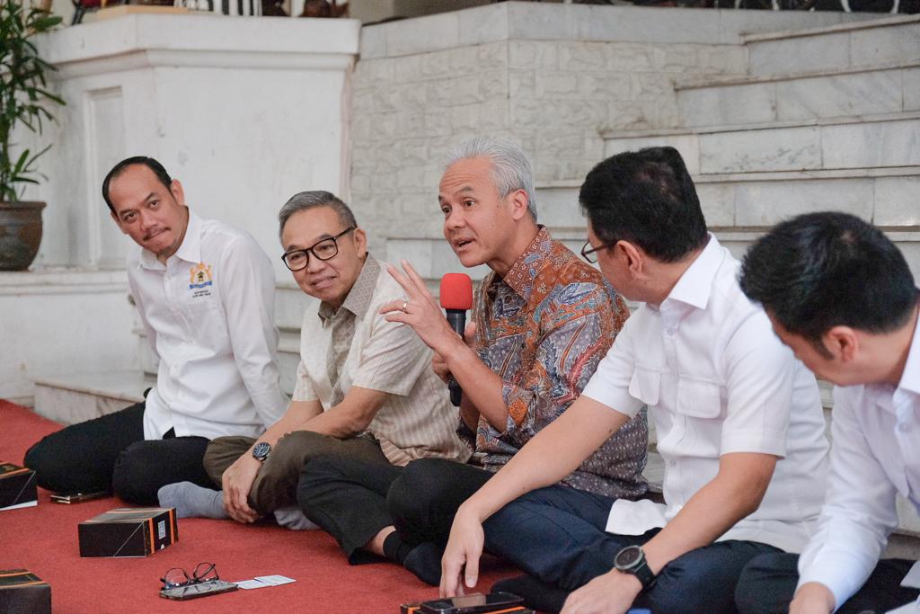 Ganjar Pranowo saat melepas 34 mahasiswa dari Jateng yang akan magang kerja di Republik Ceko