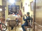 Polisi saat menangkap pelaku penyebar hoax pendemo ditusuk aparat. (Foto: PMJ/Ist).