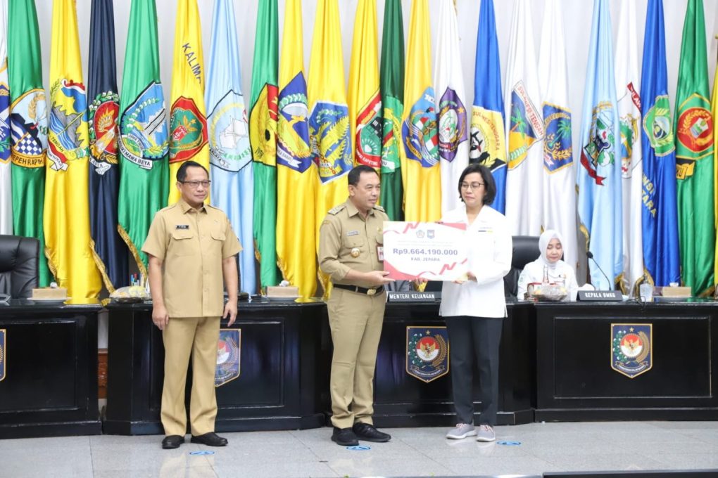 Pemerintah Kabupaten Jepara berhasil meraih penghargaan dalam pengendalian inflasi daerah dari Kementerian Dalam Negeri