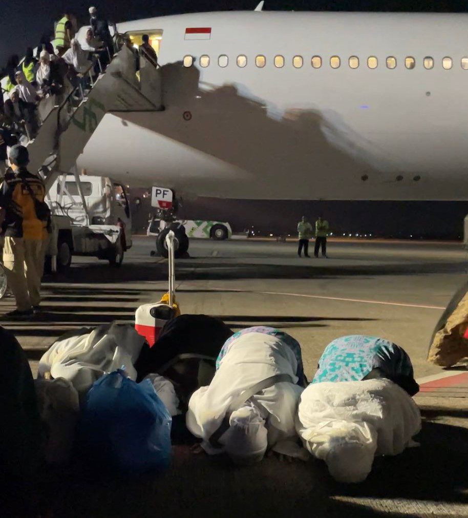Jemaah haji kloter sapu jagad alias kloter terakhir Debarkasi Solo sujud syukur setelah mendarat dengan selamat di Bandara Adi Soemarmo, Kabupaten Boyolali, Kamis 3 Agustus 2023 malam.