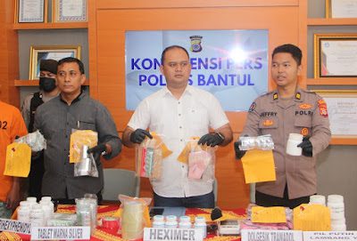 Satresnarkoba Polres Bantul berhasil membekuk empat terduga pelaku peredaran obat-obatan terlarang atau narkoba jenis obat daftar G beromzet ratusan juta rupiah.