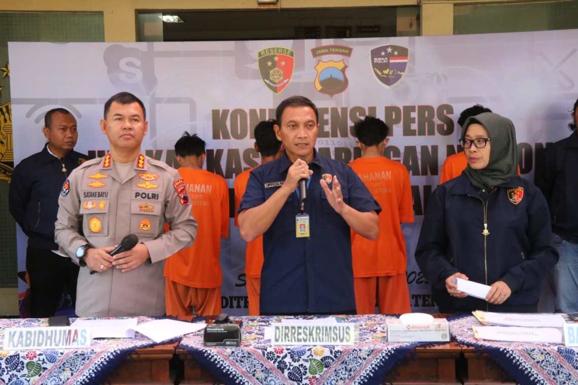 Komplotan peretas HP dengan modus menyebarkan file APK berhasil ditangkap Polda Jateng. Foto: Humas Polda Jateng