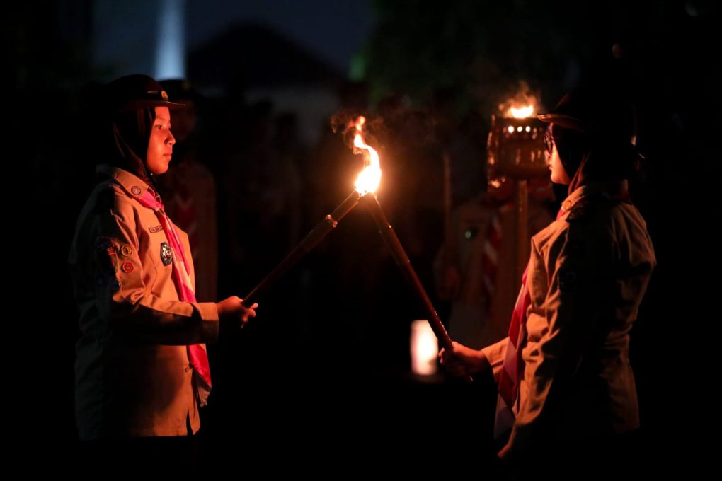 anggota gerakan Praja Muda Karana Jawa Tengah, meneguhkan ulang Tri Satya dan Dasa Dharma Pramuka, di Taman Makam Pahlawan Giri Tunggal